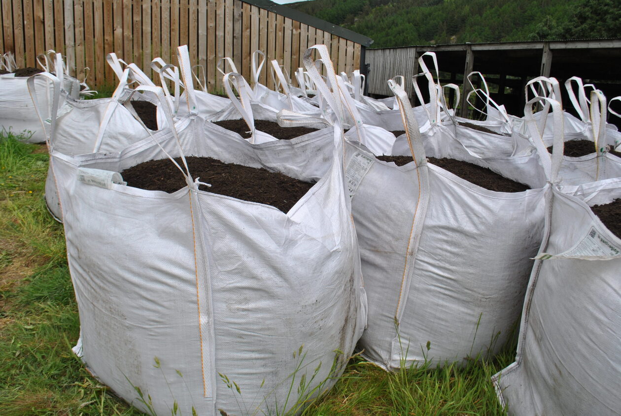 How Many Cubic Feet Are In A 40 Pound Bag Of Topsoil?