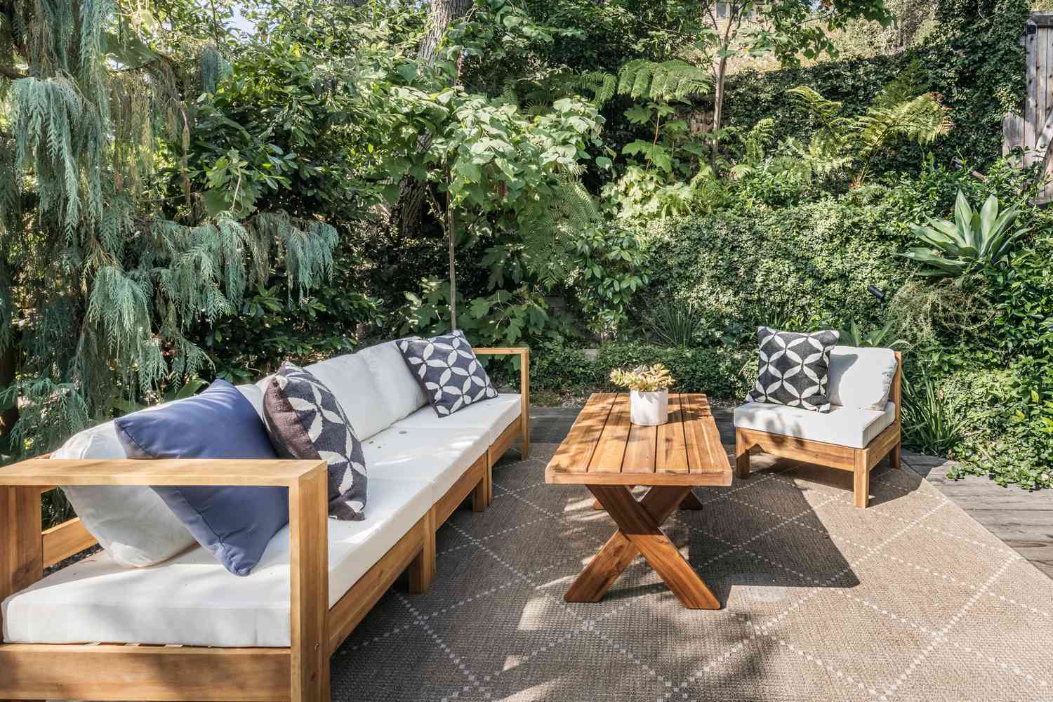 10 Incredible Backyard Furniture for 2024